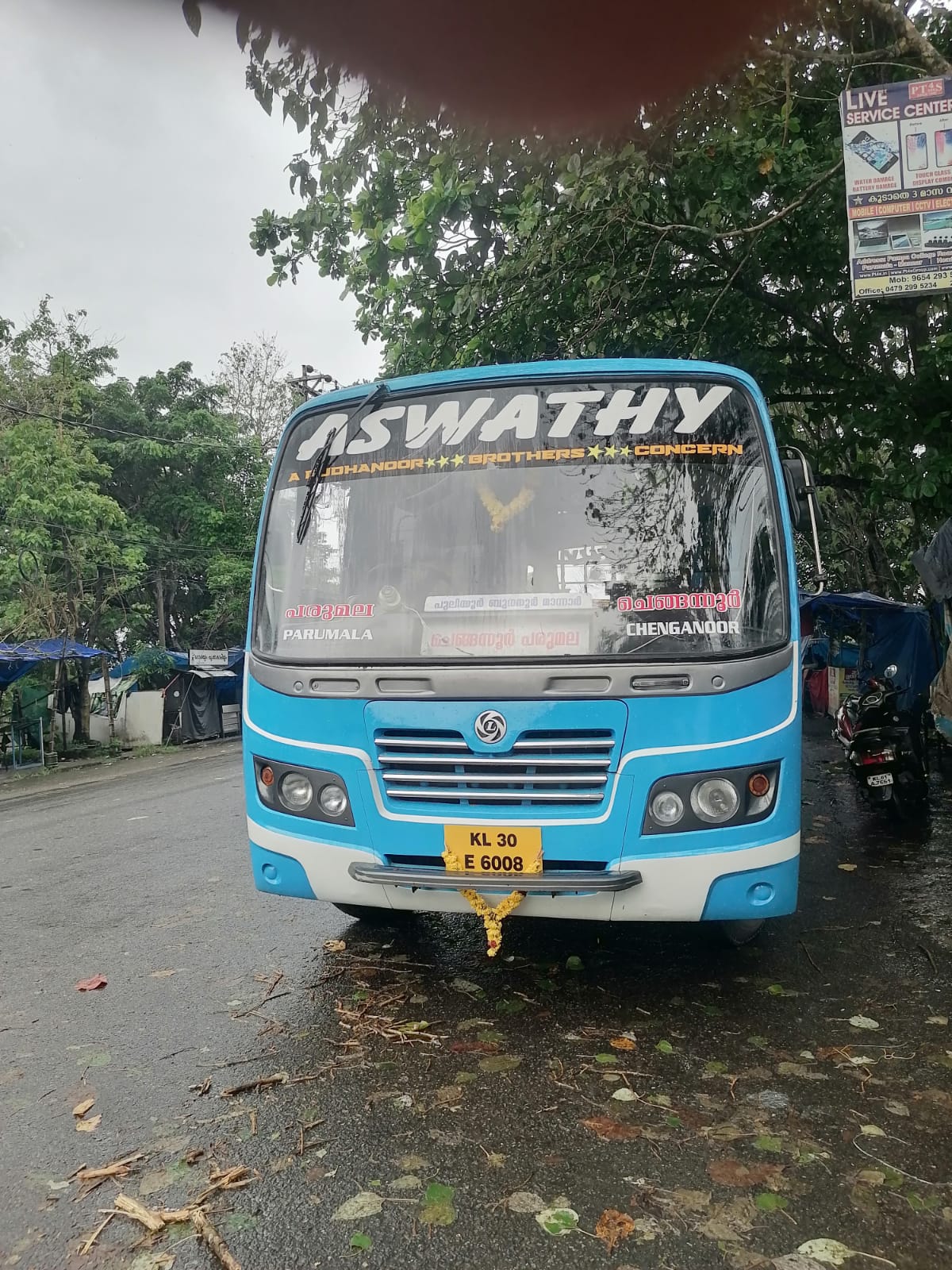 പൊലീസ് ഉദ്യോ​ഗസ്ഥന്റെ ജീവൻ കാക്കാൻ സ്വകാര്യ ബസിന്റെ കാരുണ്യ യാത്ര 